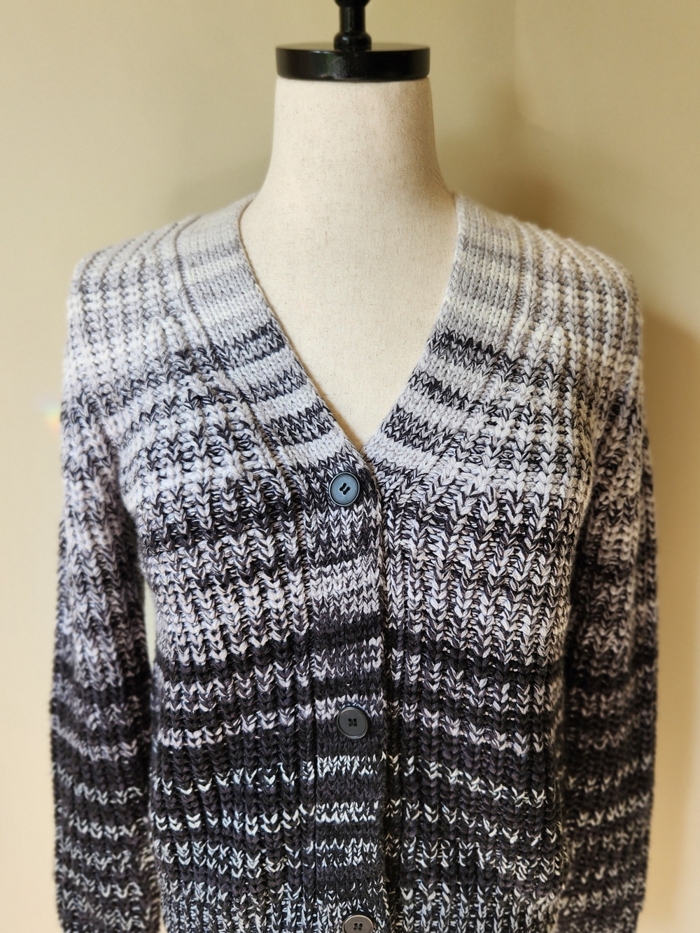 Evereve 525 Sz Small V-Neck Striped Ombre Button Cardigan Sweater - Marl Gray